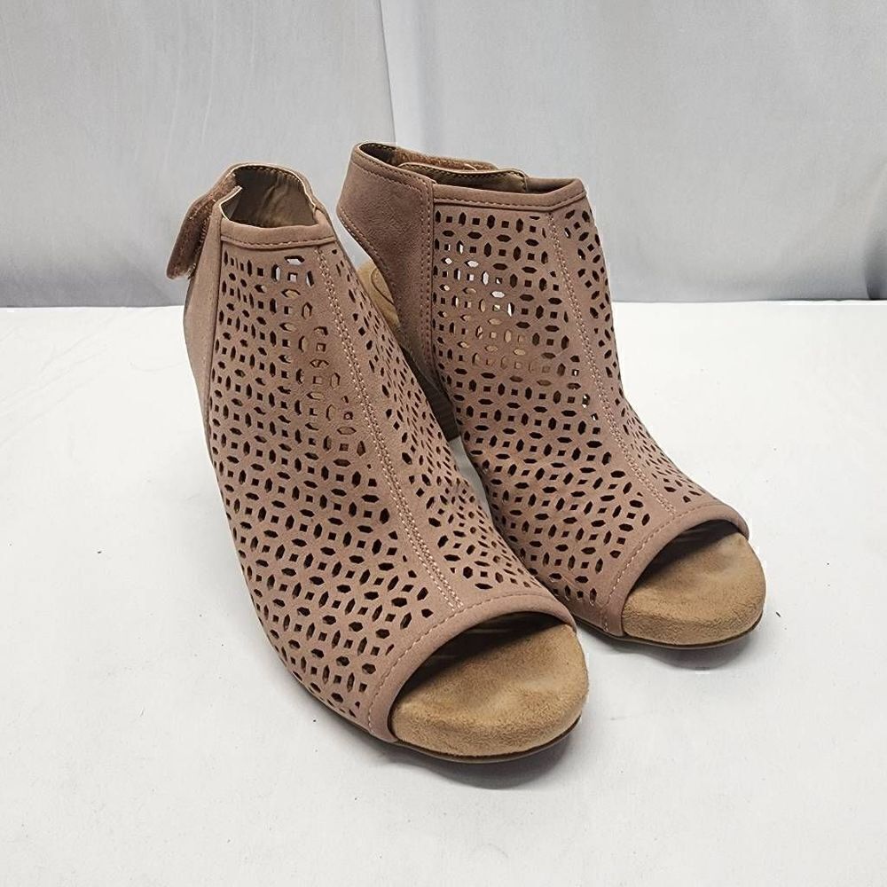 Giani Bernini Womens Joisey Rubber Peep Toe Casual, Rose Perforated Size 7